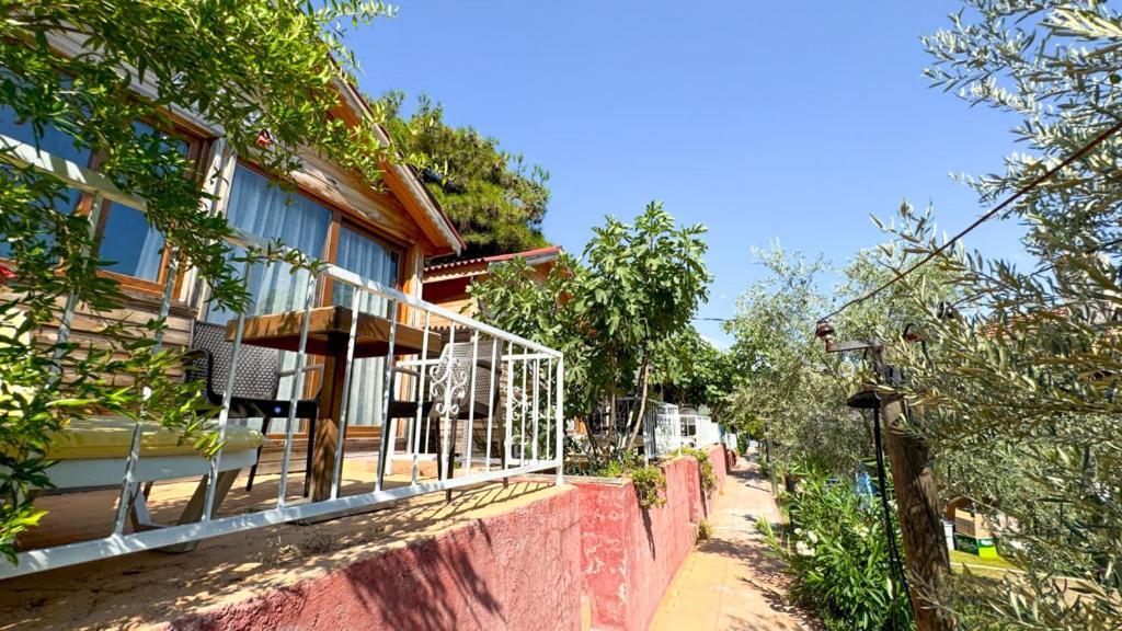 Gaia Bungalow Bed & Breakfast ไอวาลิค ภายนอก รูปภาพ