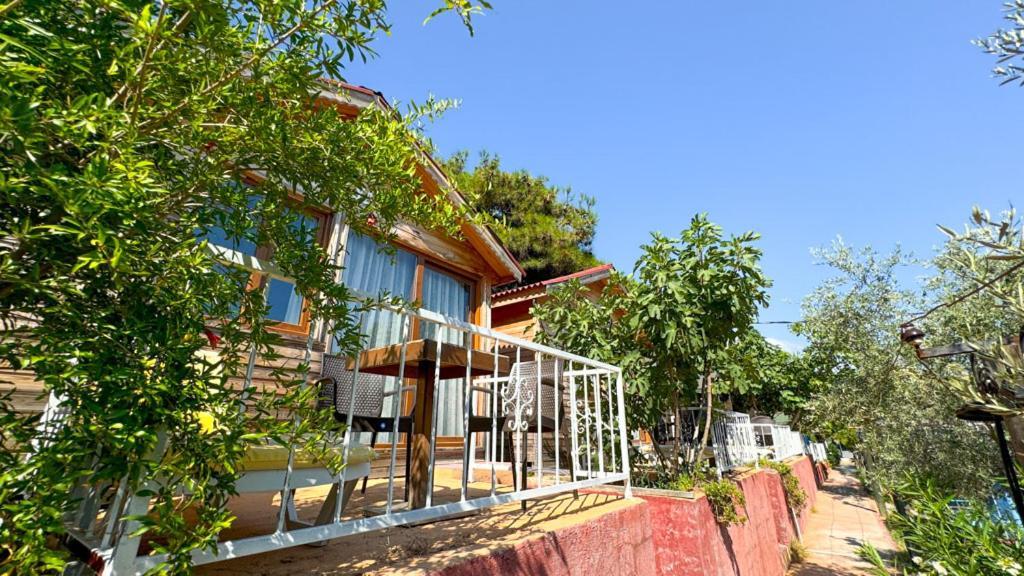 Gaia Bungalow Bed & Breakfast ไอวาลิค ภายนอก รูปภาพ